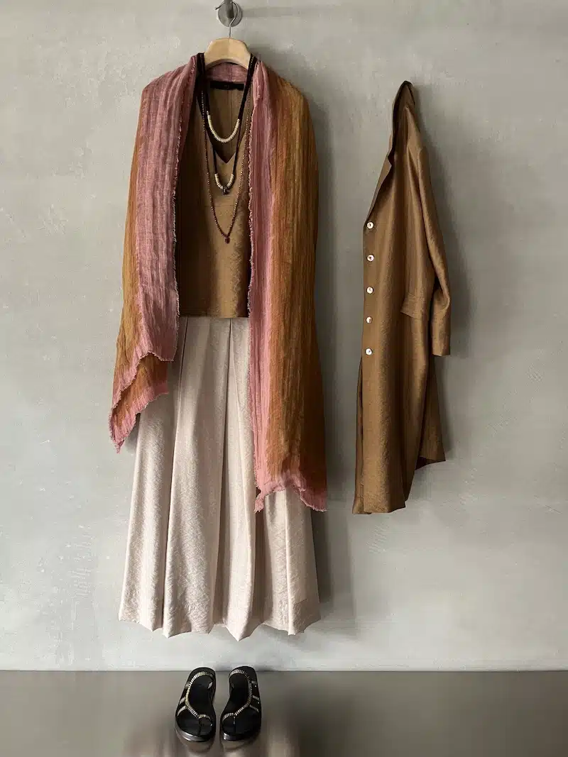 marina lari outfit tabacco e rosa