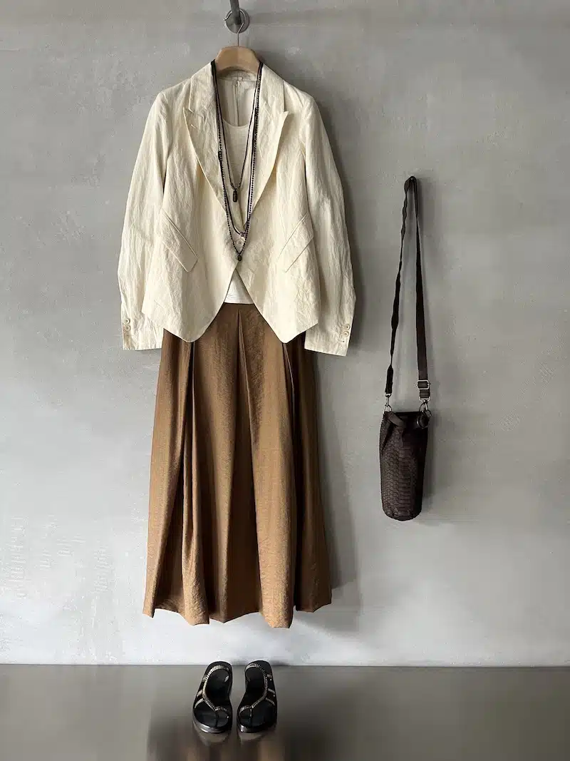 outfit bianco e beige giacca monopetto forme d'expression