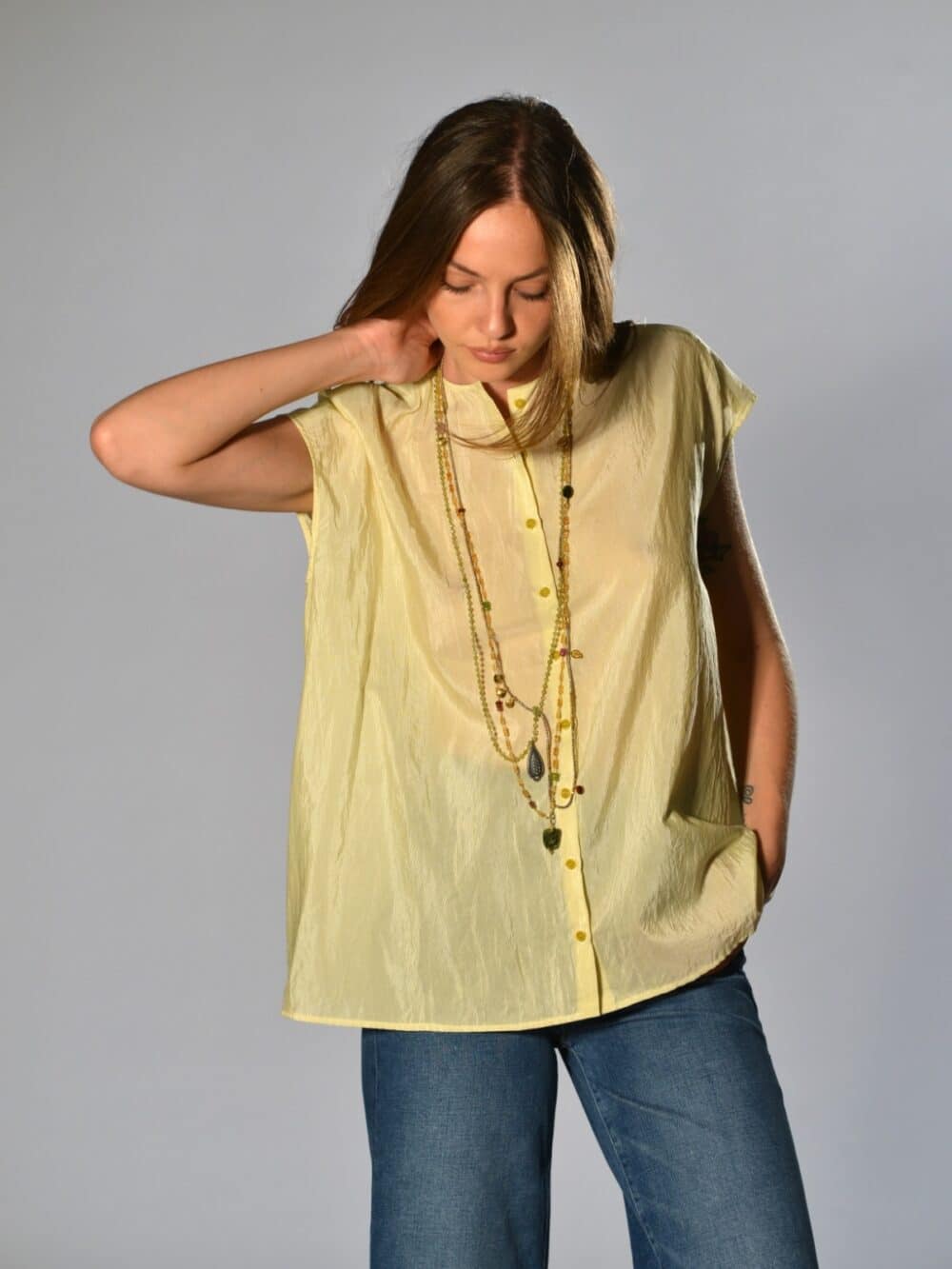 Camicia boxy smanicata gialla in cotone e seta con motivo micro-righe, scollo tondo e spalla calata – design premium firmato apuntob