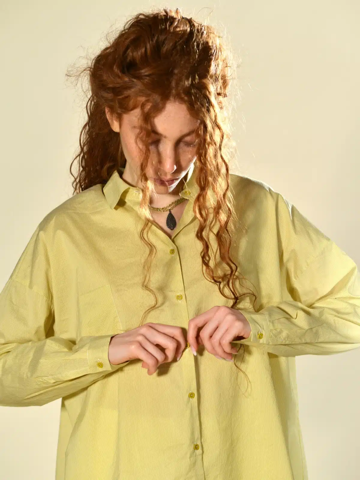 Camicia oversize a righe sottili in cotone e seta color lemon, con colletto piatto, taschino alto e chiusura a 7 bottoni – moda slow luxury firmata apuntob