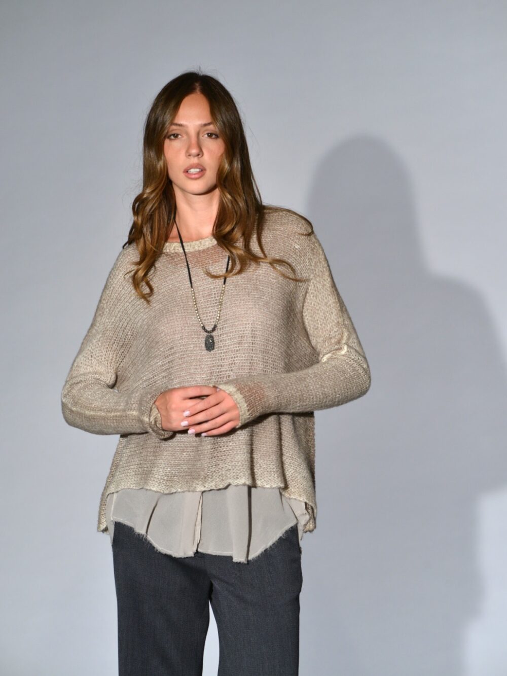 Maglia leggera Avant Toi in cashmere e seta beige dipinta a mano, con scollo tondo ampio – maglieria artigianale di lusso