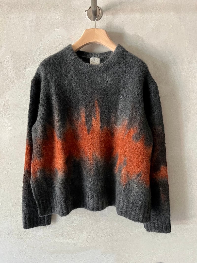 maglione boxi cashmere dipinto a mano marrone arancio fissore
