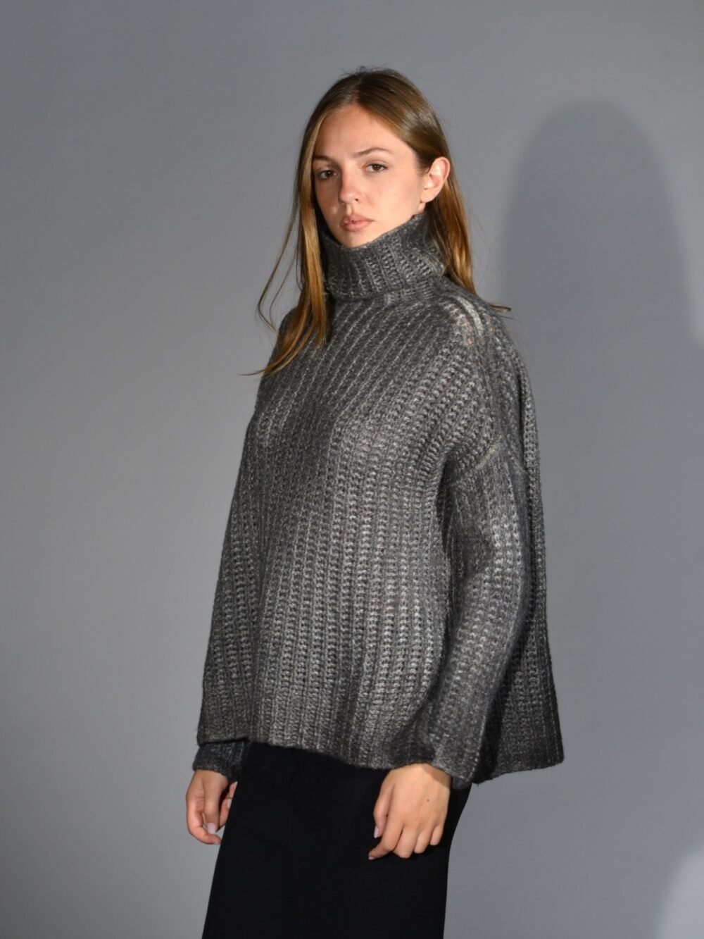 Maglione in lana merino extrafine e cashmere nero/grigio dipinto a mano con motivo a costa inglese, collo alto e spalla calata – maglieria firmata Avant Toi
