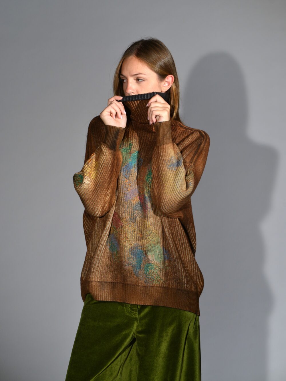 Maglione over Avant Toi in lana merino extrafine e cashmere nero/antilope, dipinto a mano e ricamato, con collo alto e spalla calata – maglieria artigianale di lusso