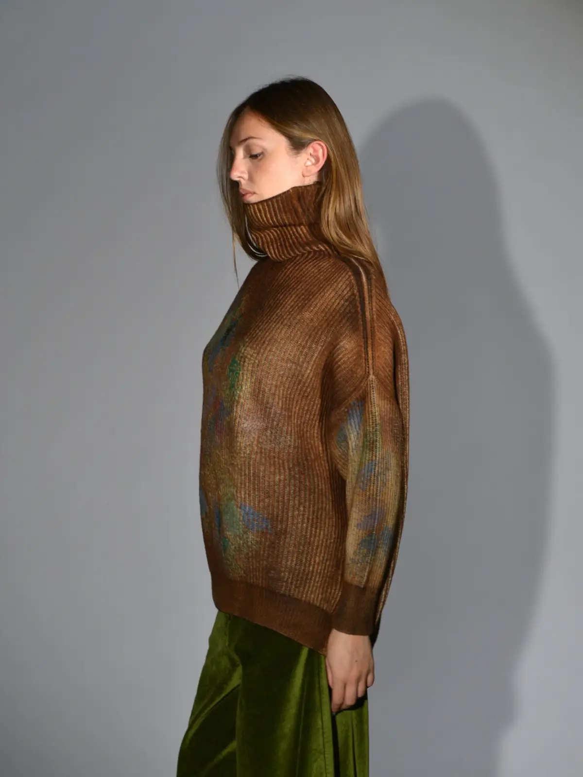 maglione over collo alto merino cashmere ricamo tabacco avant toi 2