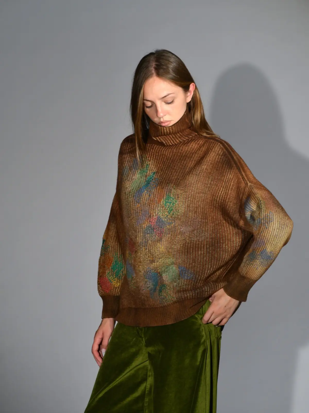 maglione over collo alto merino cashmere ricamo tabacco avant toi 3