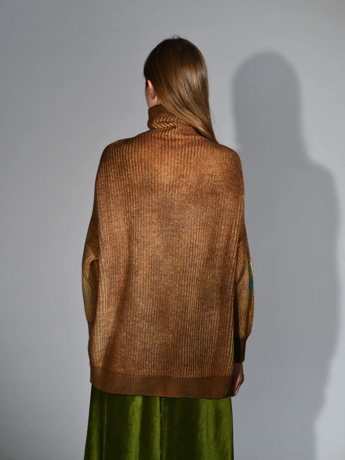 maglione over collo alto merino cashmere ricamo tabacco avant toi 4