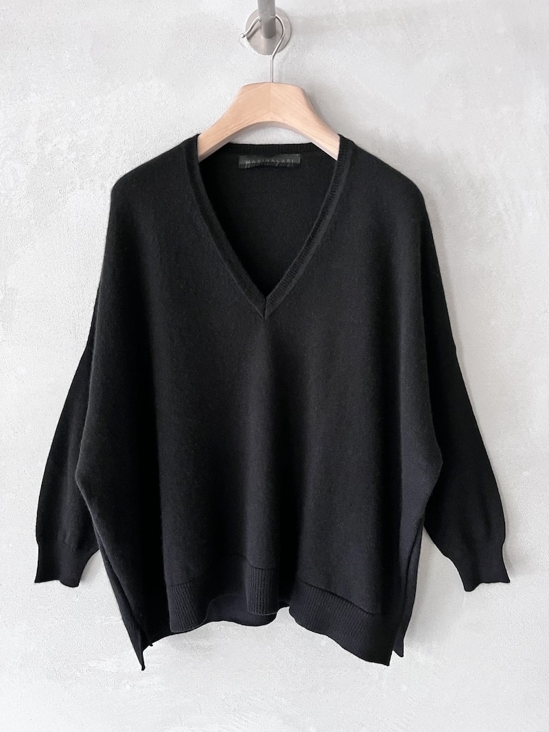 Maglia over boxy colore nero Marina Lari in cashmere con scollo a V profondo e manica 3/4