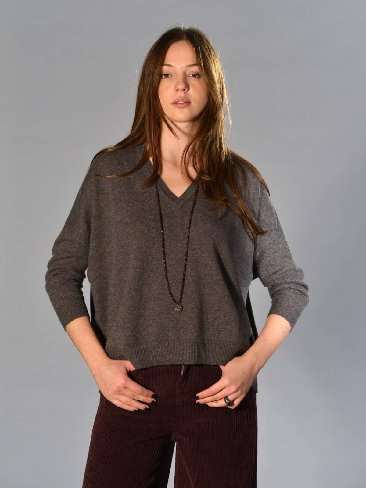 Maglia over boxy color tortora Marina Lari in cashmere melange con scollo a V profondo e manica 3/4