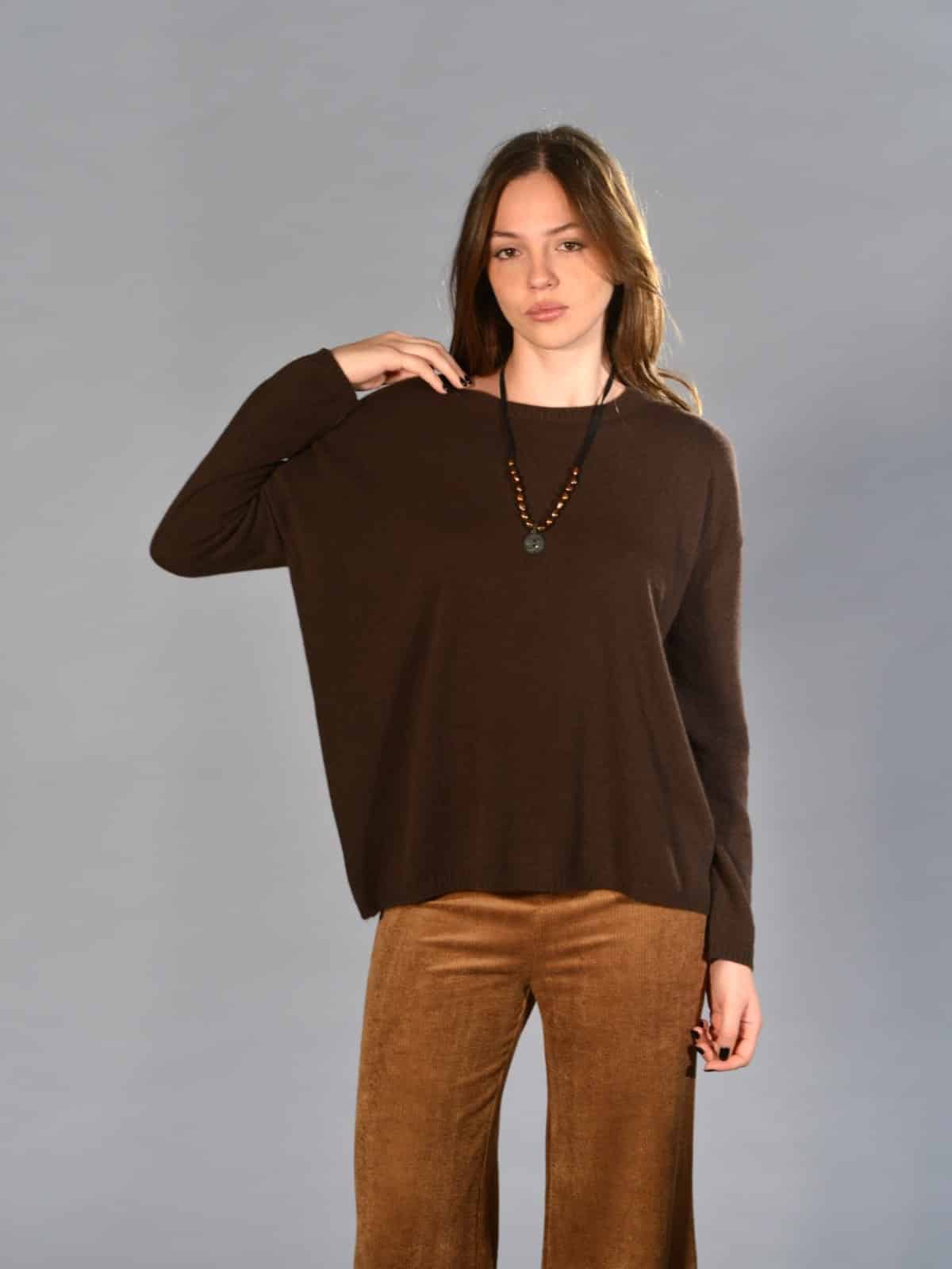 Maglia over in cashmere marrone Stefano Mortari, con scollo tondo ampio, spalla calata e vestibilità boxi – maglieria essenziale e raffinata