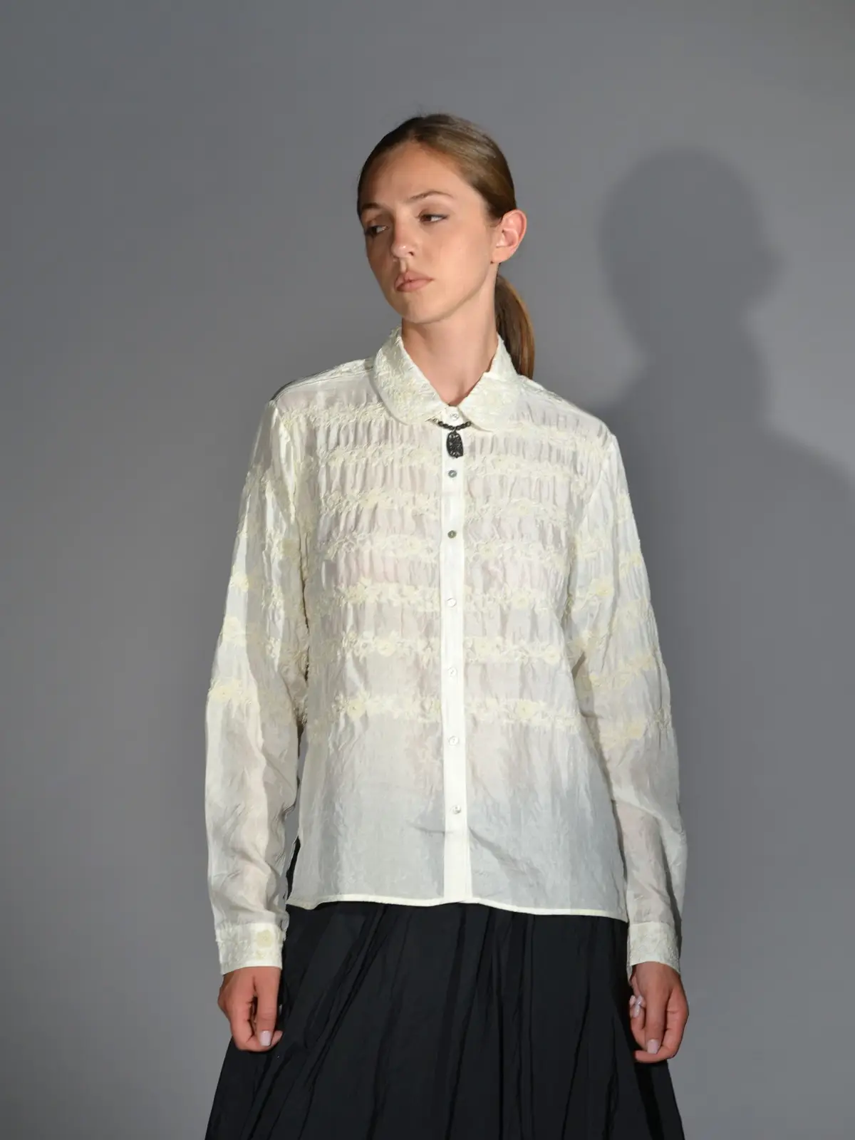 camicia ricamata seta ecru naturale maku 1