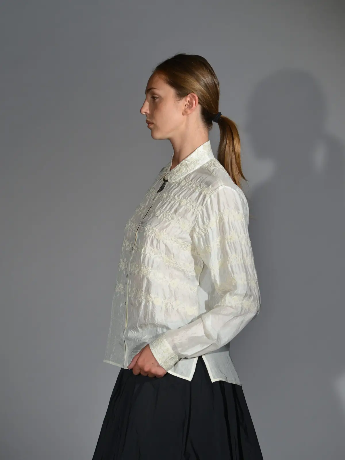 camicia ricamata seta ecru naturale maku 2