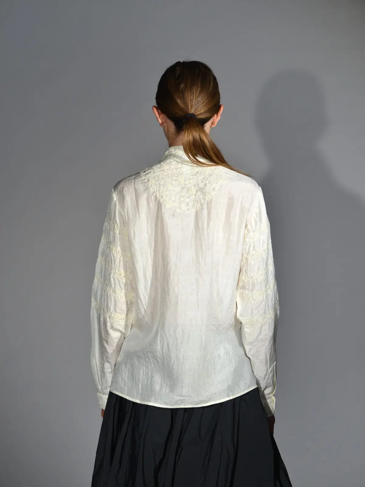camicia ricamata seta ecru naturale maku 3