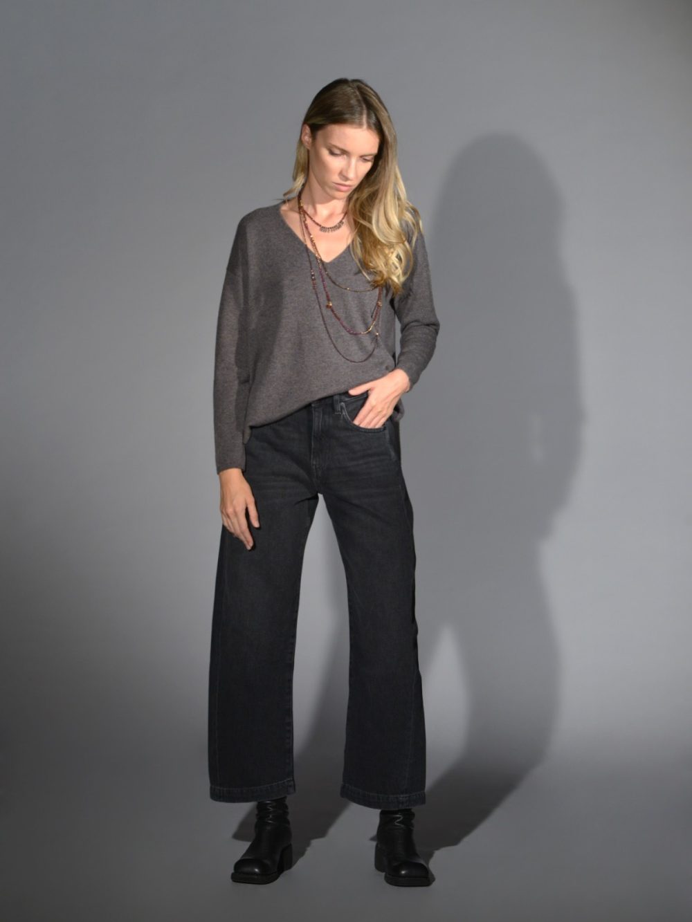 Jeans a vita alta con gamba ampia effetto grigio scuro scolorito, 5 tasche, chiusura con zip e bottone – denim d’autore di AG