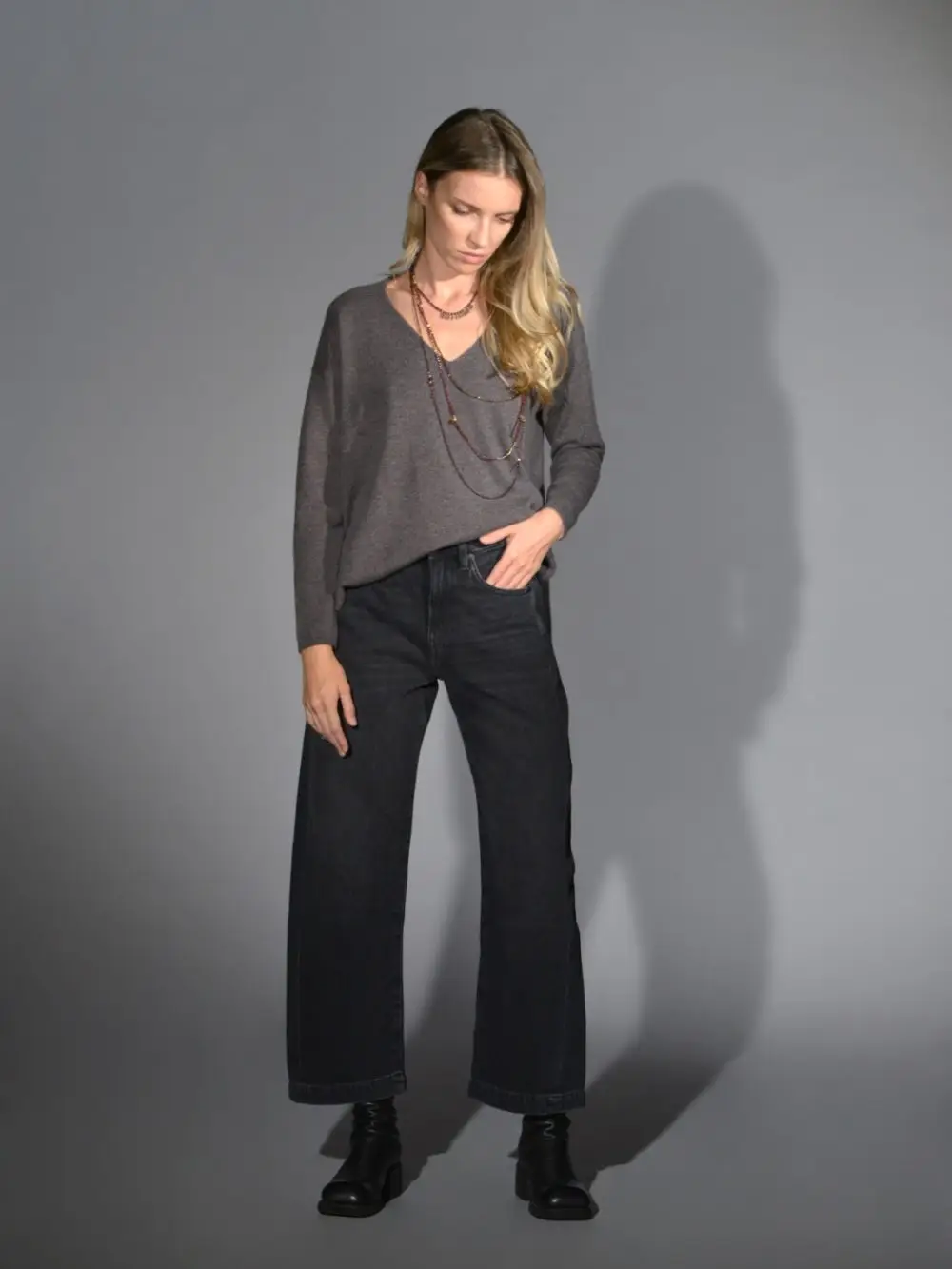 Jeans a vita alta con gamba ampia effetto grigio scuro scolorito, 5 tasche, chiusura con zip e bottone – denim d’autore di AG