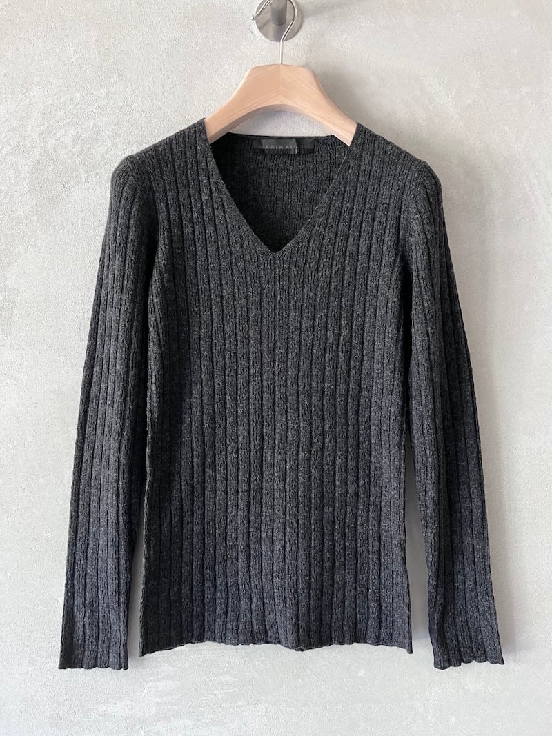 maglia aderente cashmere coste scollo a V grigio antracite melange marinalari