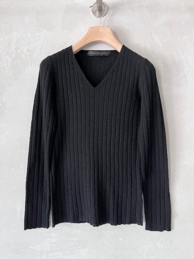 maglia aderente cashmere coste scollo a V nero marinalari
