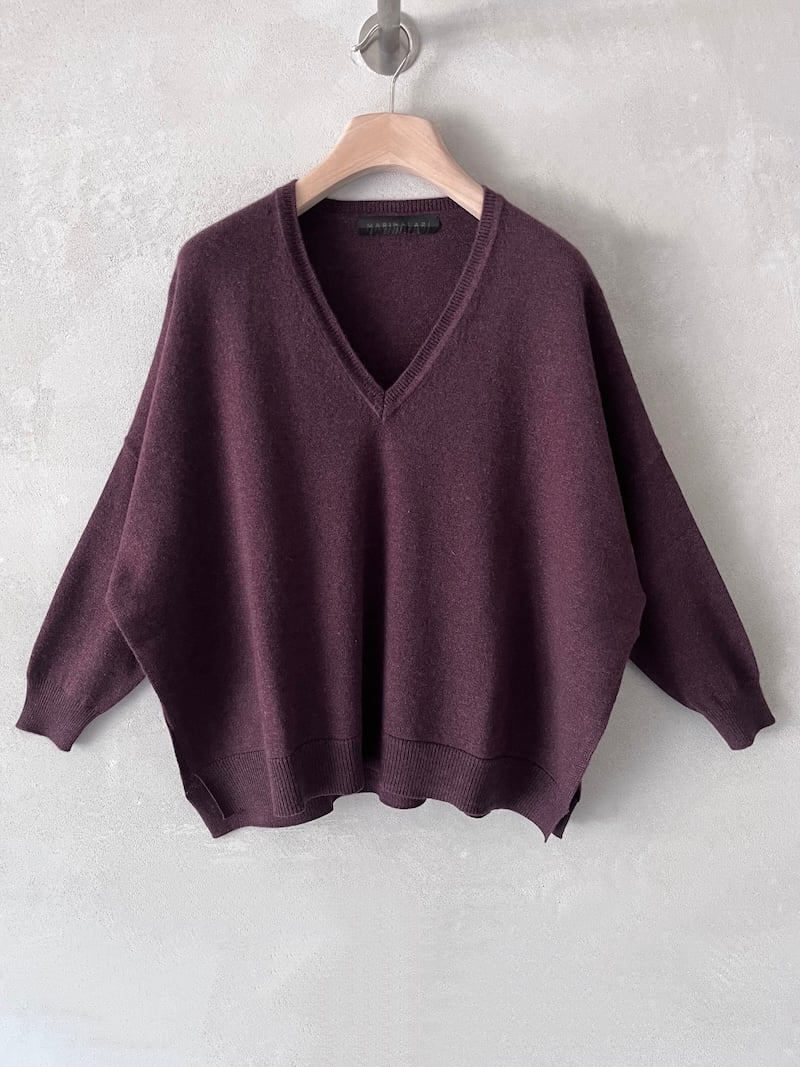 maglia over boxi cashmere scollo V prugna melange marina lari