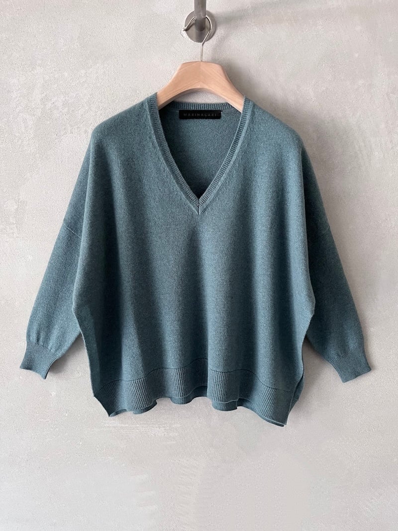 maglia over boxi cashmere verde acqua melange scollo V  melange marina lari