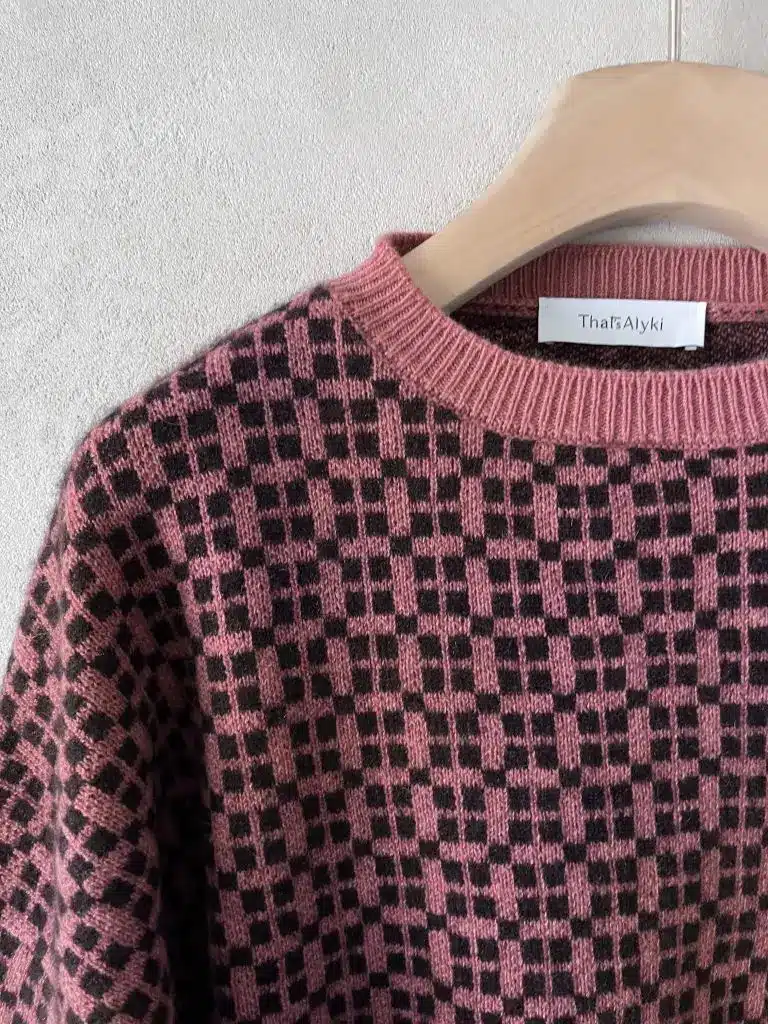 maglia over boxi jacquard cashmere seta bordeaux rosa thats alyki 3