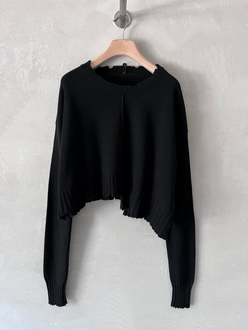 maglia over corta cashmere riciclato nero serie numerica