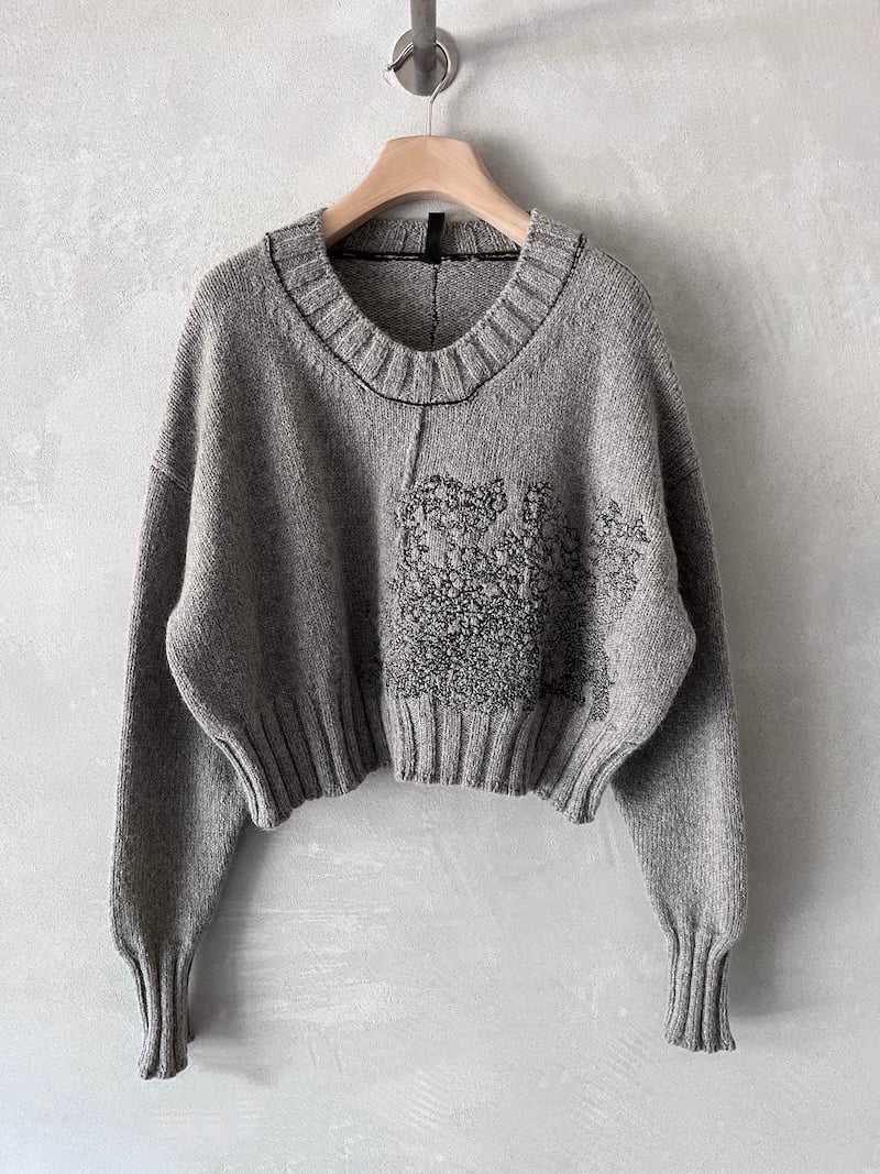 maglia over corta grigio melange ricamo nero serie numerica