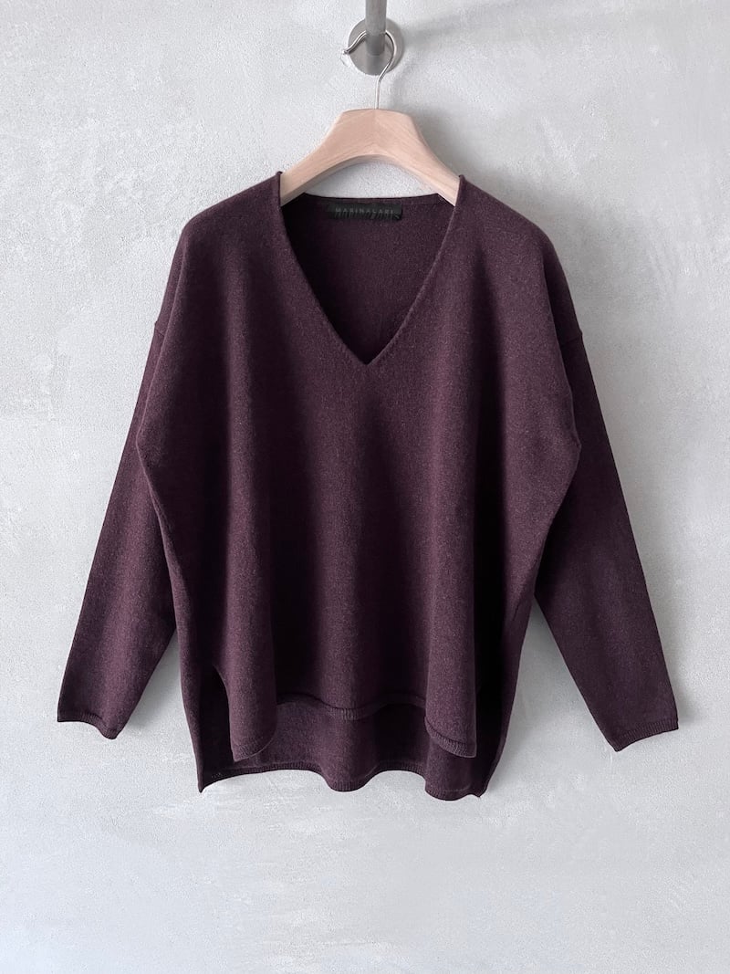 maglia over leggera scollo V cashmere prugna melange marina lari