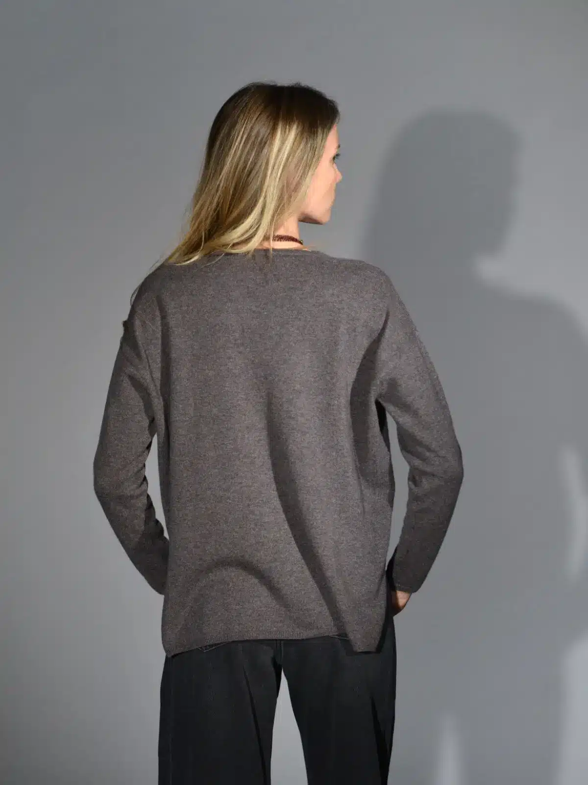 maglia over leggera scollo V cashmere tortora menlange marina lari 2