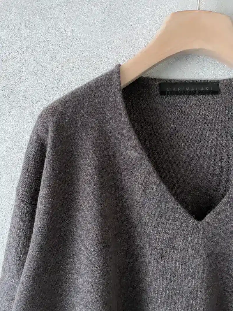 maglia over leggera scollo V cashmere tortora menlange marina lari