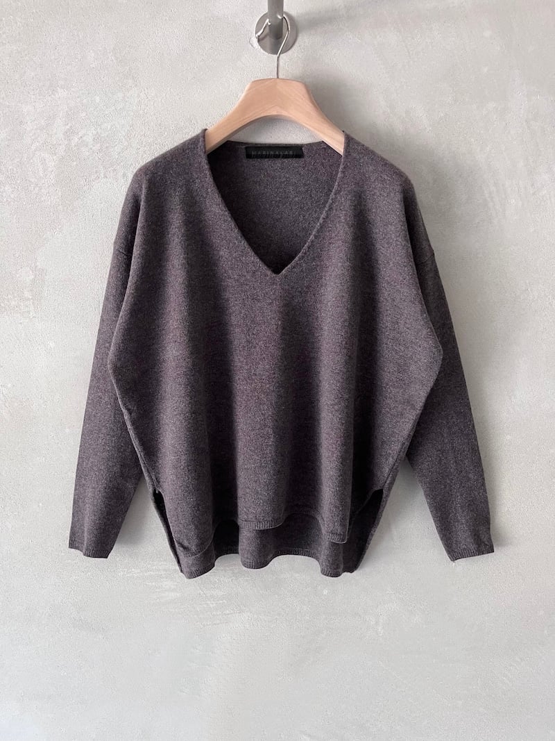 maglia over leggera scollo V cashmere tortora menlange marina lari