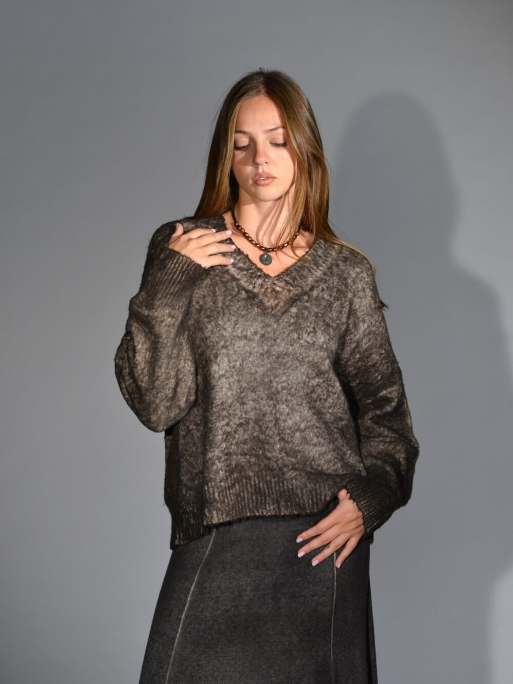 Maglia over boxi Avant Toi in cotone spazzolato marrone, dipinta a mano, con scollo a V e spalla calata – maglieria artigianale morbida e calda