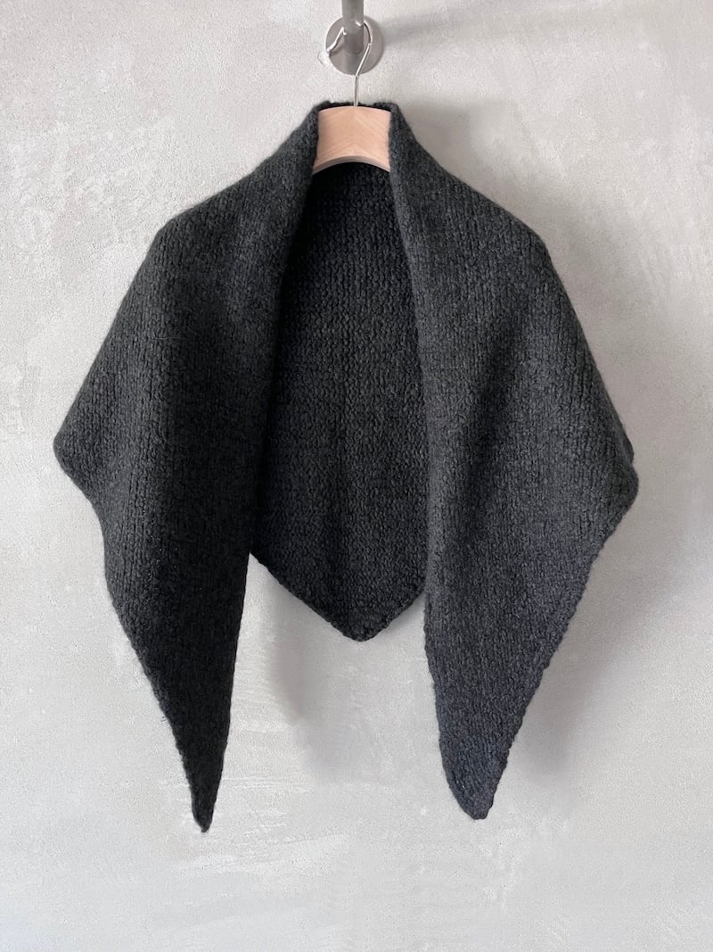 scialle triangolare cashmere seta grigio that’s alyki