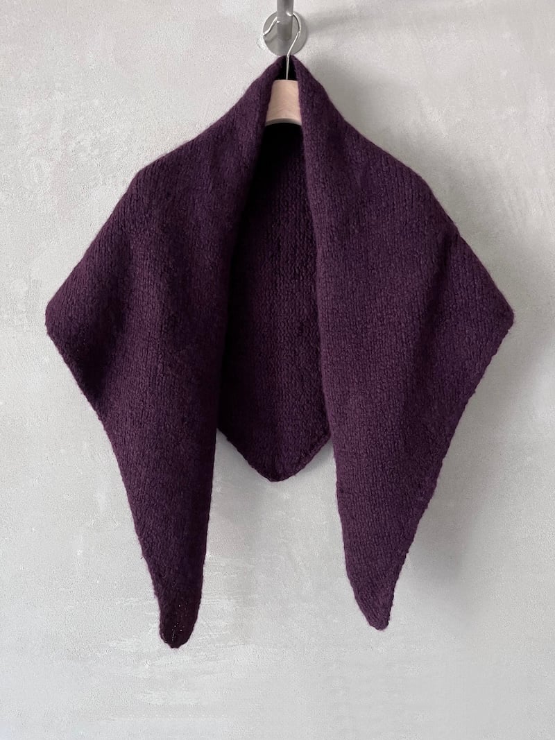 scialle triangolare cashmere seta prugna that’s alyki