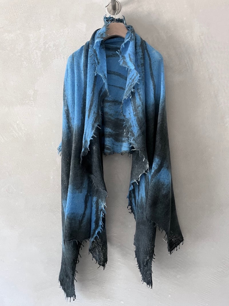 sciarpa dipinta a mano grigio azzurro fissore