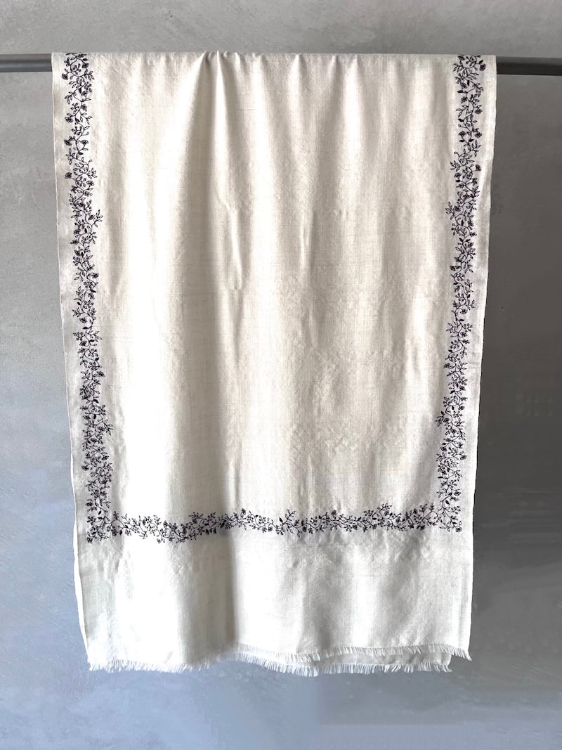 stola cashmere ricamata ecru maku