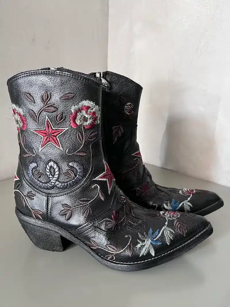 Stivaletto texano nero in pelle con ricami multicolor realizzati a mano – calzature artigianali Made in Italy firmate Fauzian Jeunesse