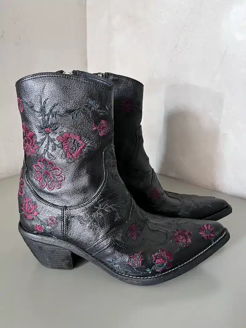 Stivaletto texano nero in pelle con ricamo di fiori rossi e foglie verdi – calzature artigianali Made in Italy firmate Fauzian Jeunesse