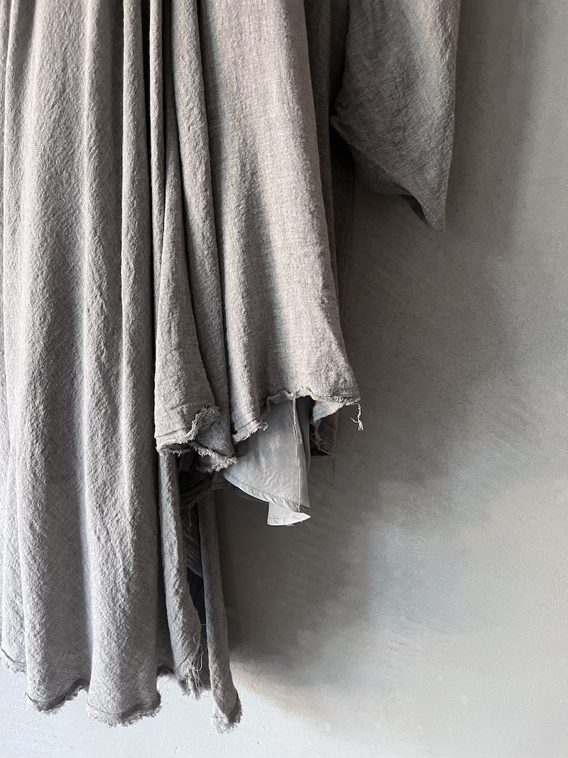 abito lungo asimmetrico scollo a V lana viscosa melange foderato grigio chiaro marc le bihan