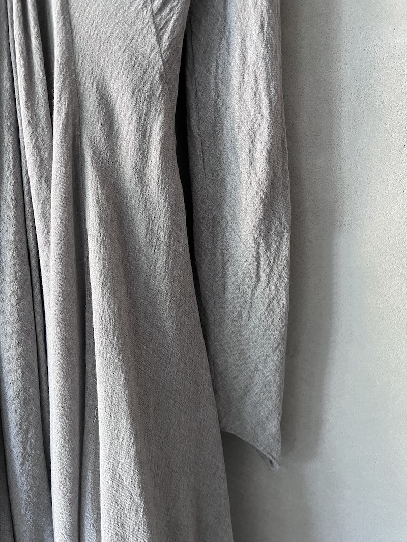 abito lungo asimmetrico scollo a V lana viscosa melange foderato grigio chiaro marc le bihan
