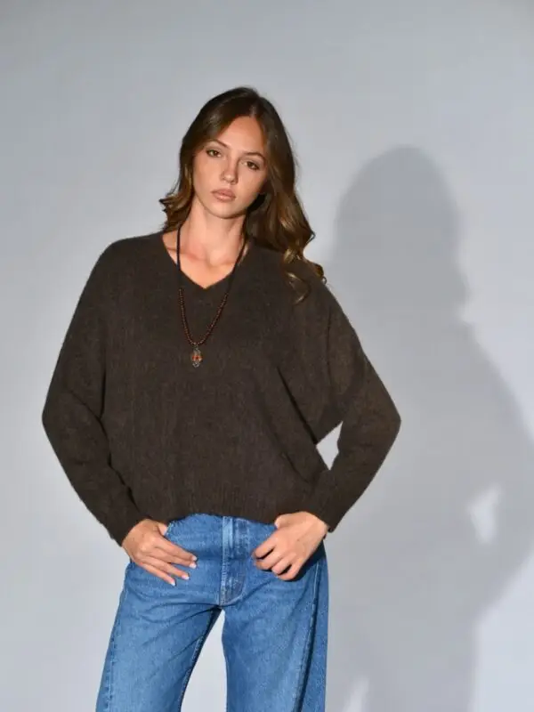 Maglia over boxy marrone in puro cashmere con scollo a V e spalla calata – maglieria di lusso firmata Avant Toi