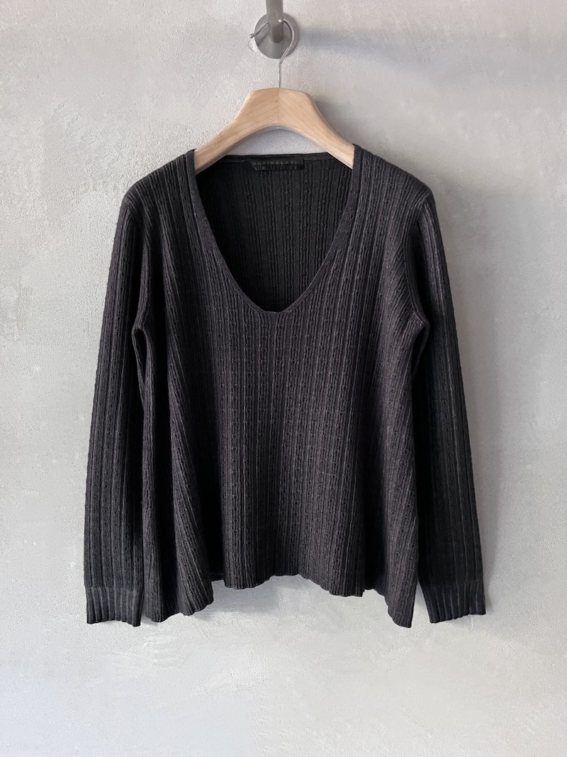 maglia svasata cashmere delavè leggero scollo a V marrone marina lari