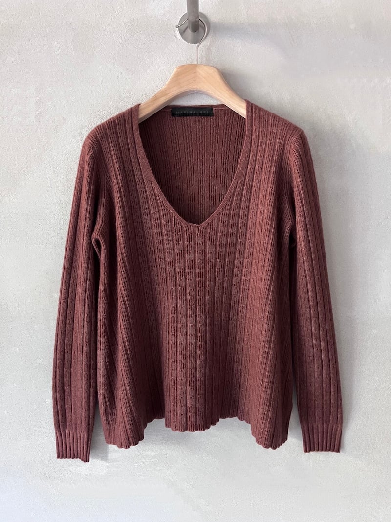maglia svasata cashmere delavè leggero scollo a V ruggine marina lari