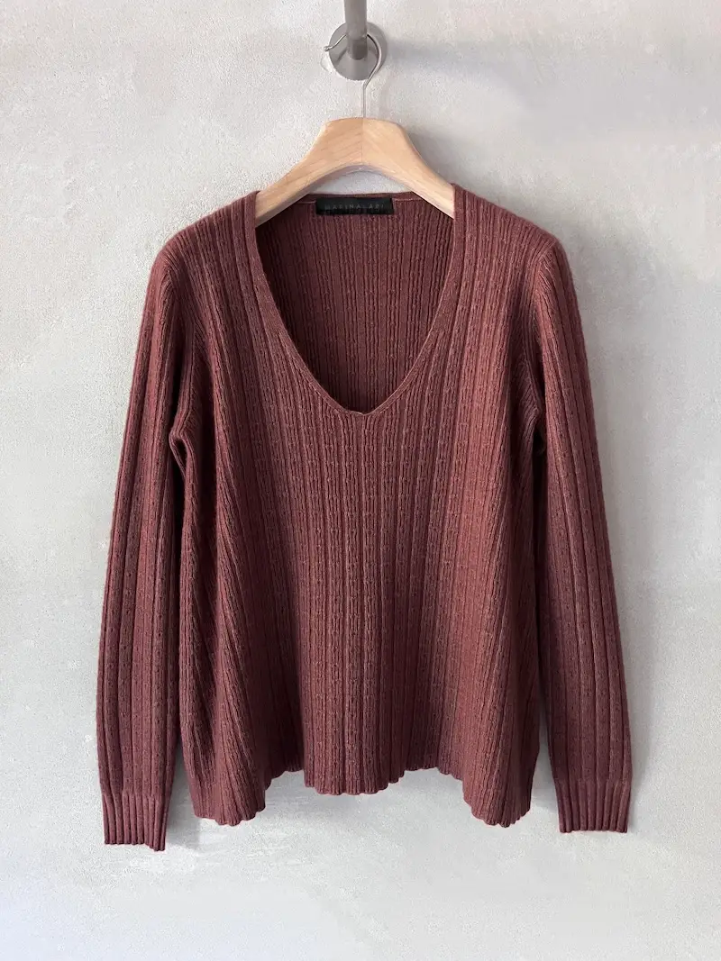 maglia svasata cashmere delavè leggero scollo a V ruggine marina lari