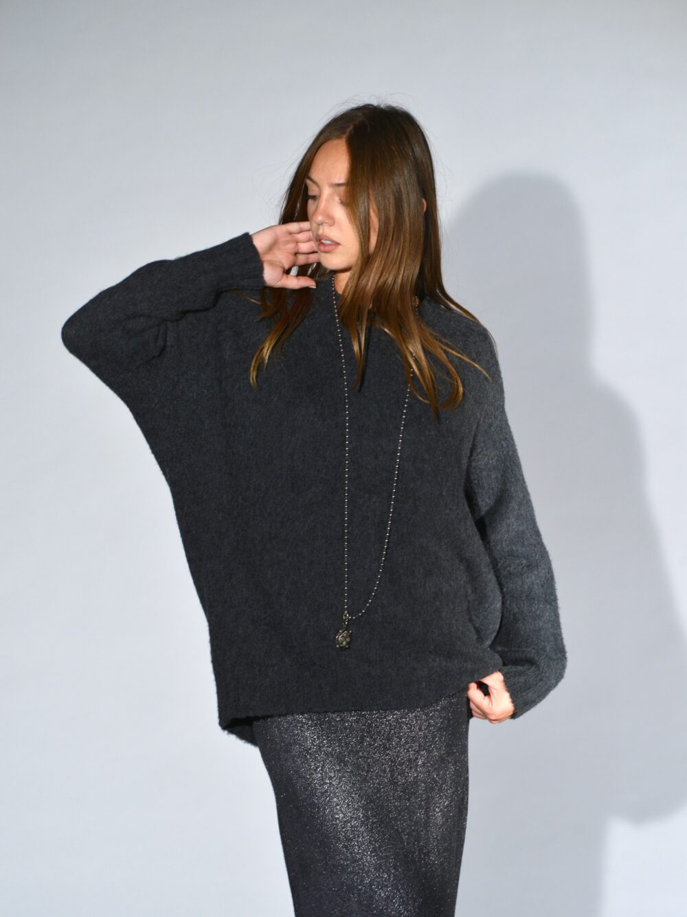 Maglione oversize grigio in cashmere super morbido con scollo tondo, spalla semi-raglan e doppia lunghezza – maglieria premium firmata Avant Toi