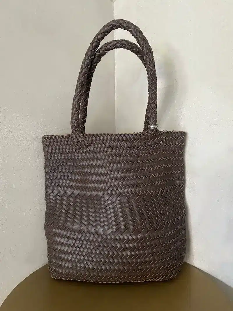 Borsa a spalla in pelle intrecciata a mano marrone Christian Peau con manico lungo, realizzata artigianalmente in Giappone.