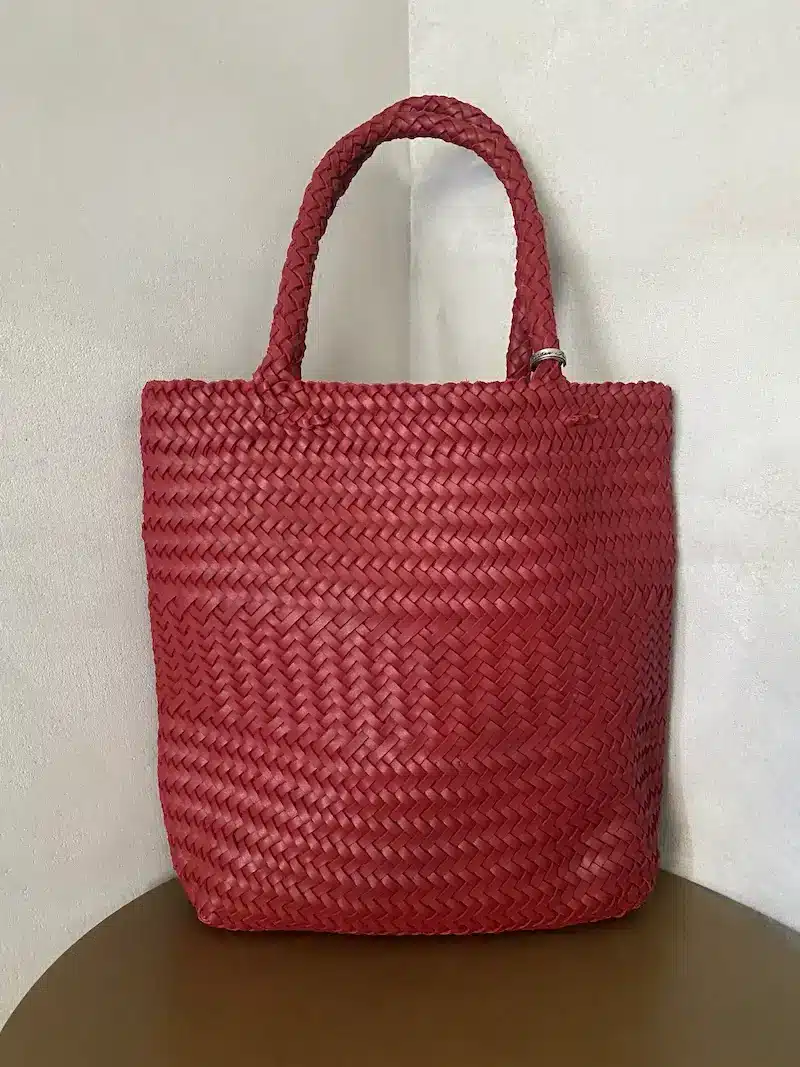 Borsa a spalla in pelle intrecciata a mano rossa Christian Peau con manico lungo, realizzata artigianalmente in Giappone.