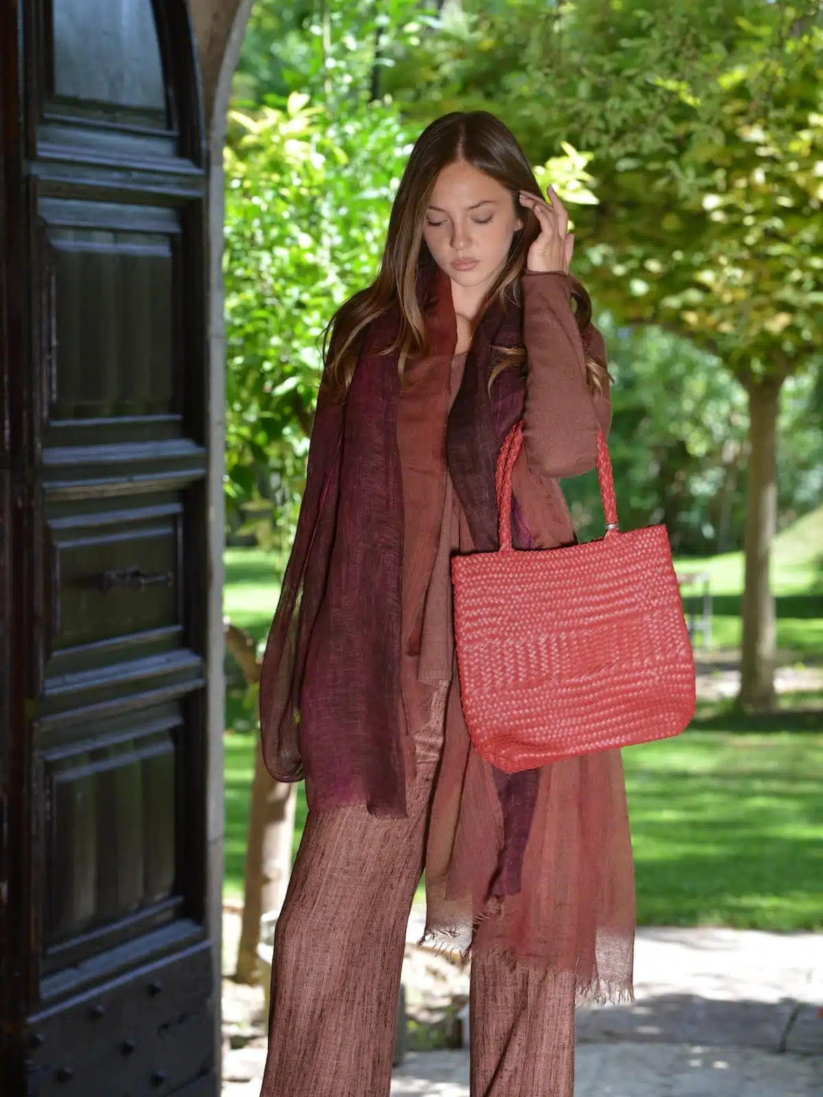 Borsa a spalla in pelle intrecciata a mano rossa Christian Peau con manico lungo, realizzata artigianalmente in Giappone.