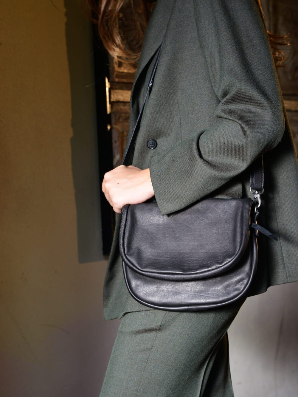Borsa a tracolla in pelle nera Christian Peau, made in Japan, con doppia tasca e tracolla regolabile.