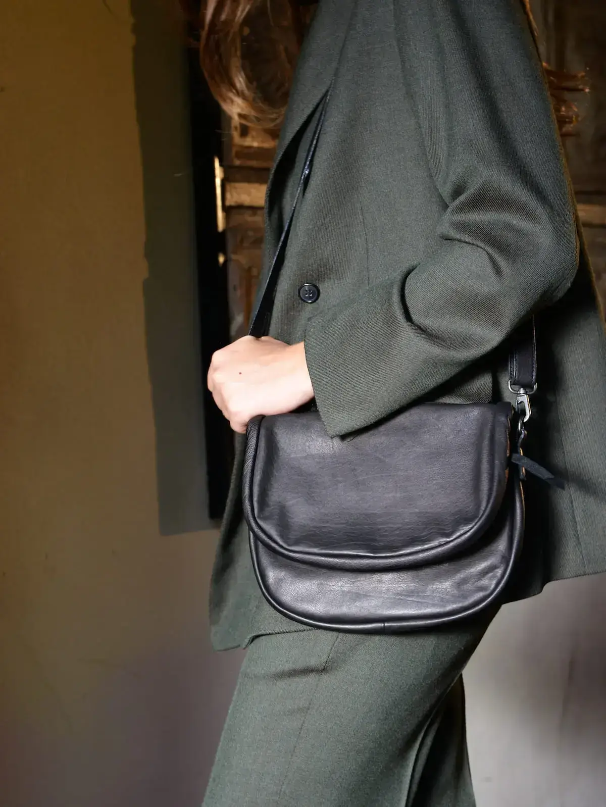 Borsa a tracolla in pelle nera Christian Peau, made in Japan, con doppia tasca e tracolla regolabile.