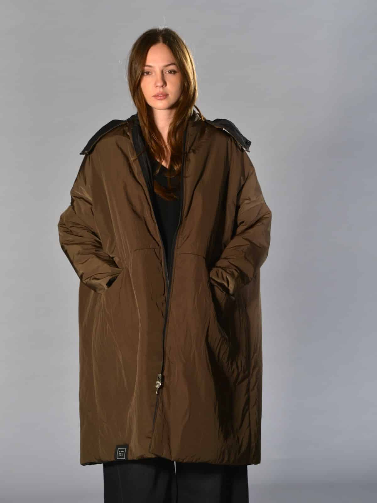 Cappotto piumino oversize Kimonorain reversibile senape/nero, con cappuccio e cintura rimovibili, chiusura con zip, tasche laterali e imbottitura leggera